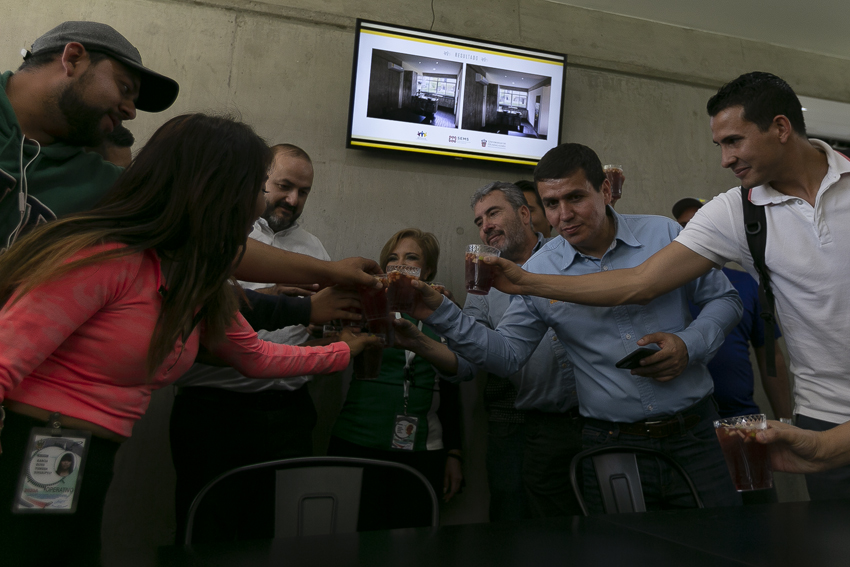 Autoridades del evento junto a alumnos