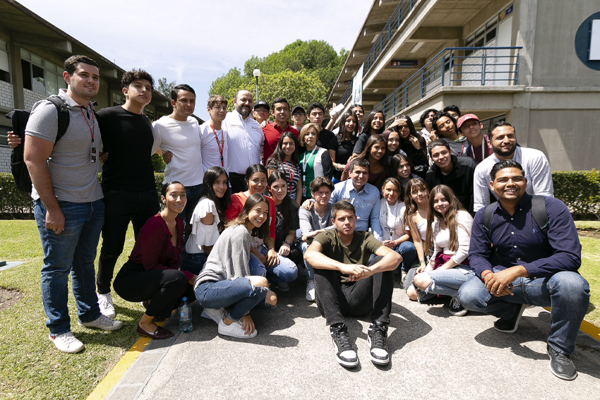 Autoridades del evento junto a alumnos