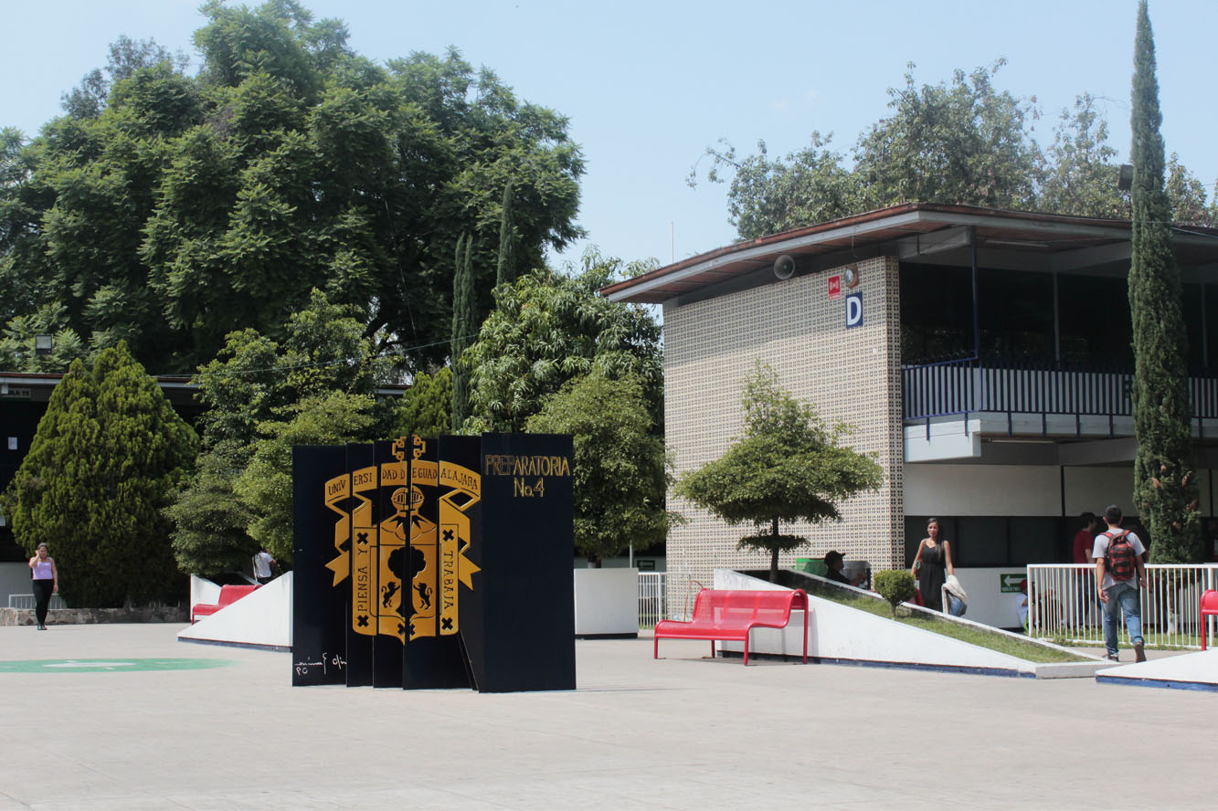 Patio y edificio del plantel