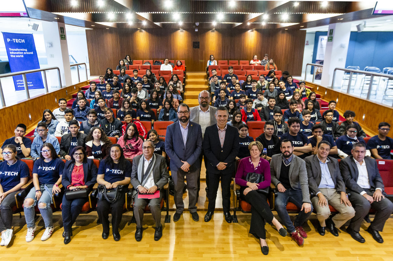 Asistentes junto a las autoridades del evento