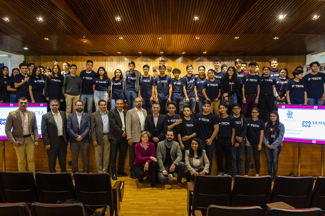 Asistentes junto a las autoridades del evento