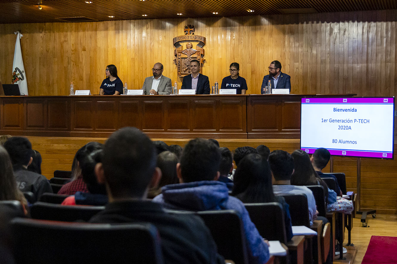 Integrantes mesa de presidium frente a asistentes en auditorio