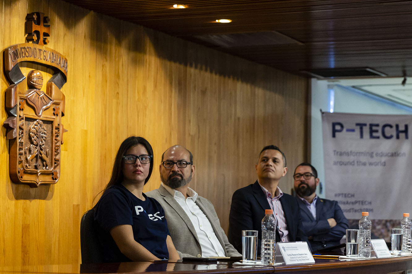 Autoridades del evento en presidium