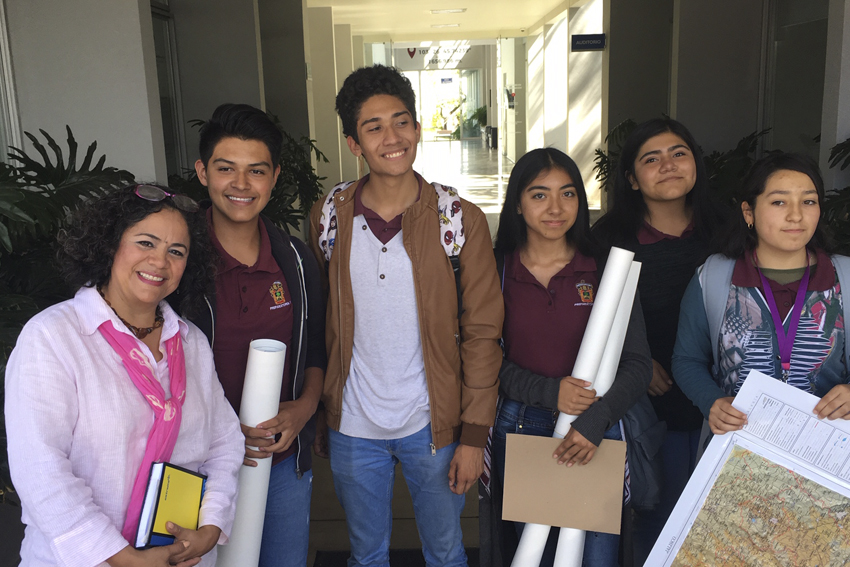 Grupo de alumnos junto a docente