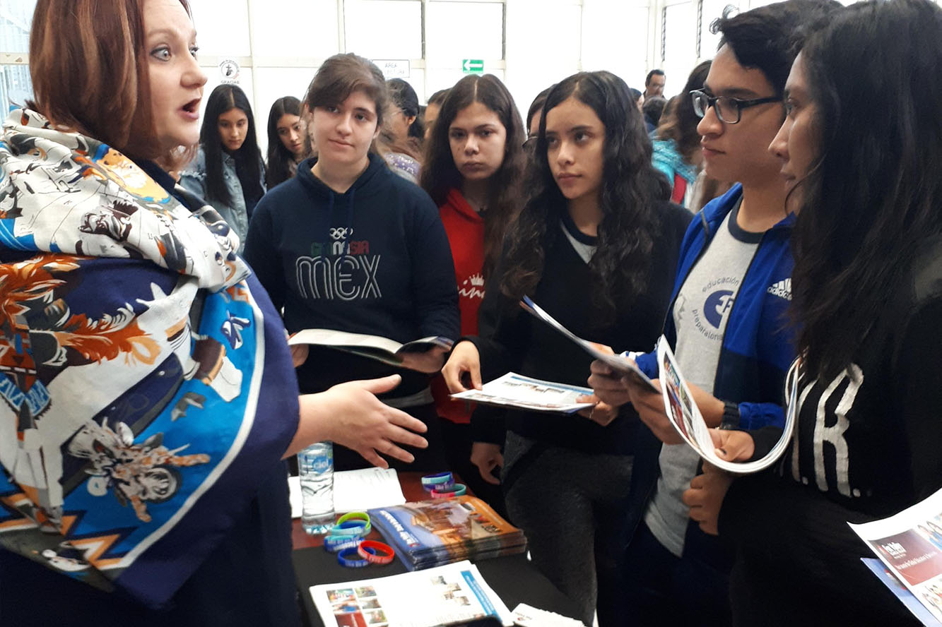 Alumnos en estand