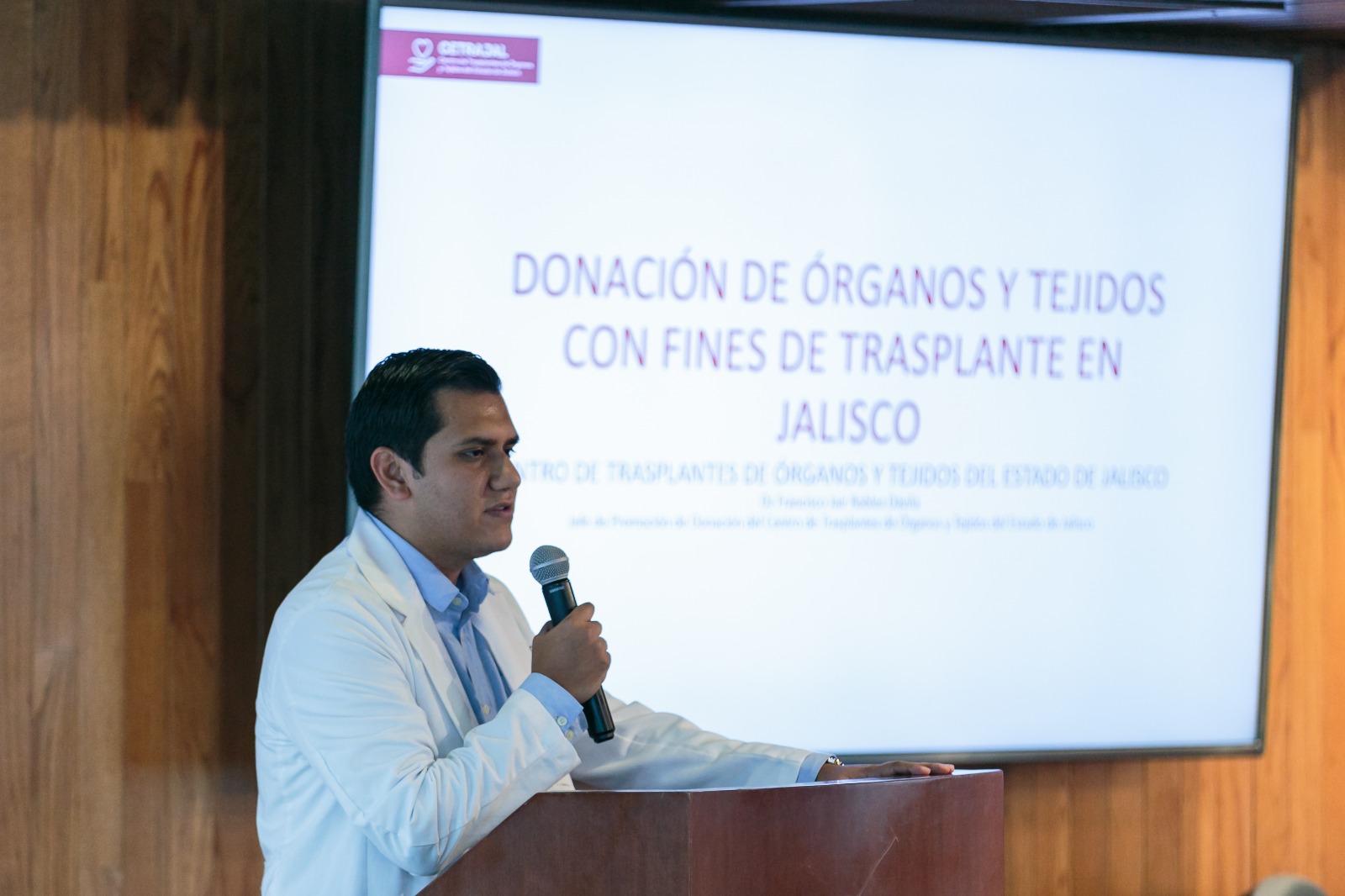 Exponente de pie en pódium en uso de la voz