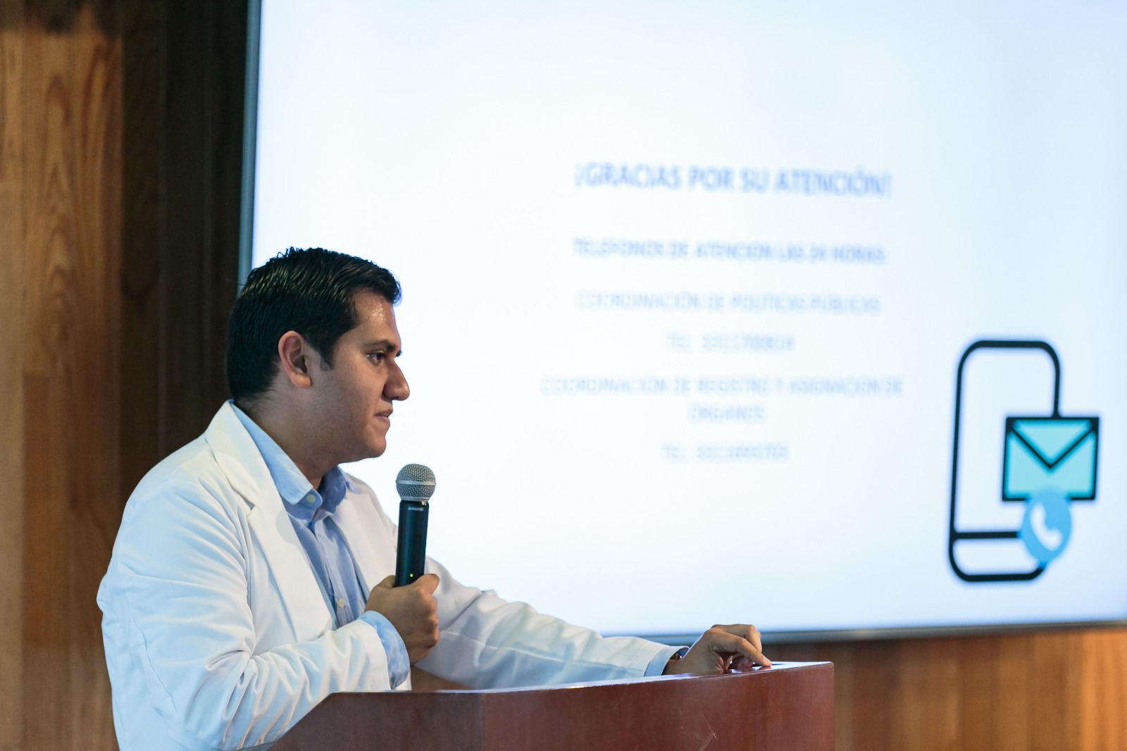 Exponente de pie en pódium en uso de la voz
