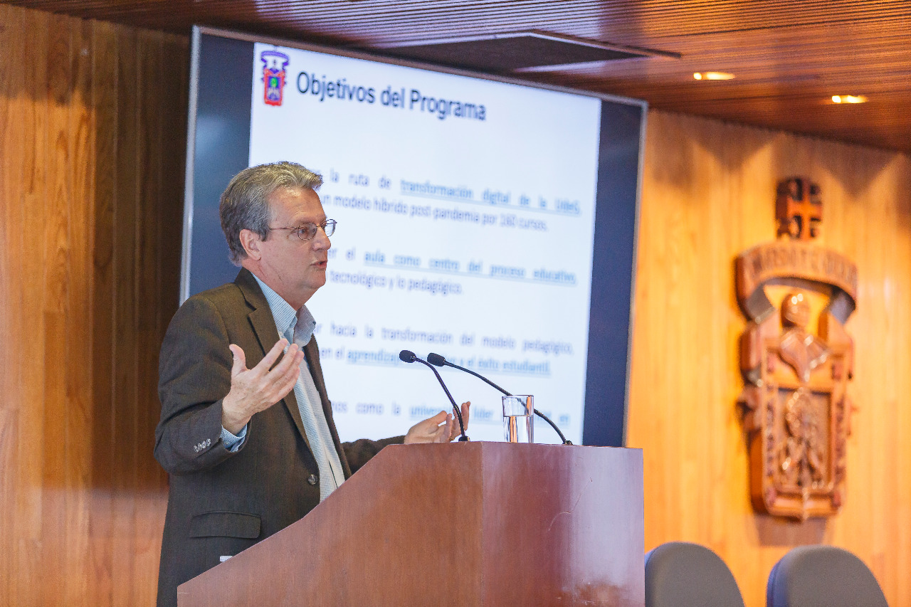 Conferencista Dale Johnson en uso de la voz