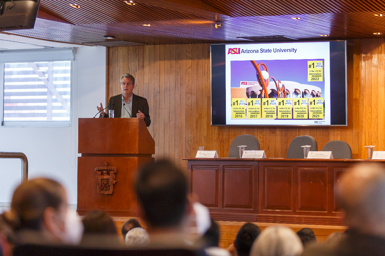 Conferencista Dale Johnson en uso de la voz