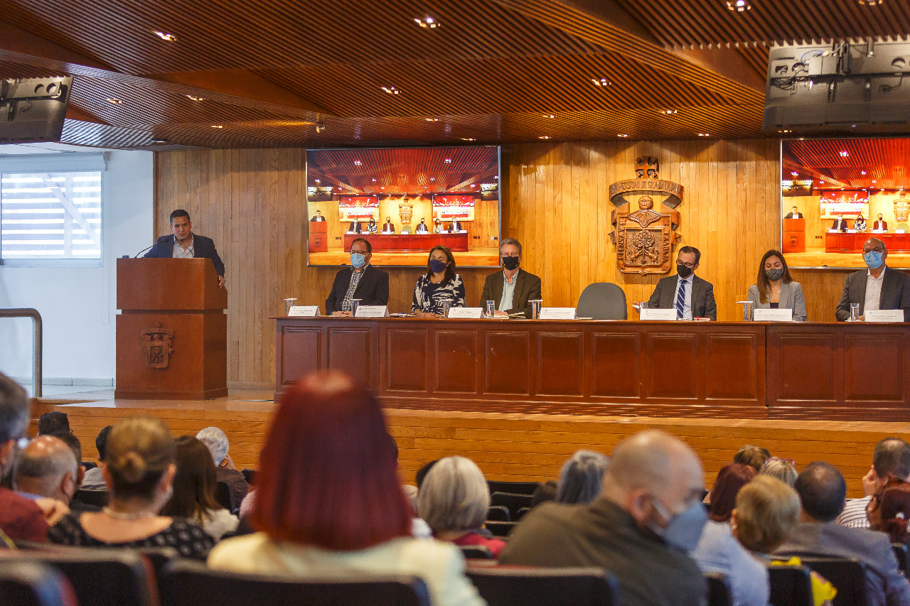 Autoridades del evento en presidium