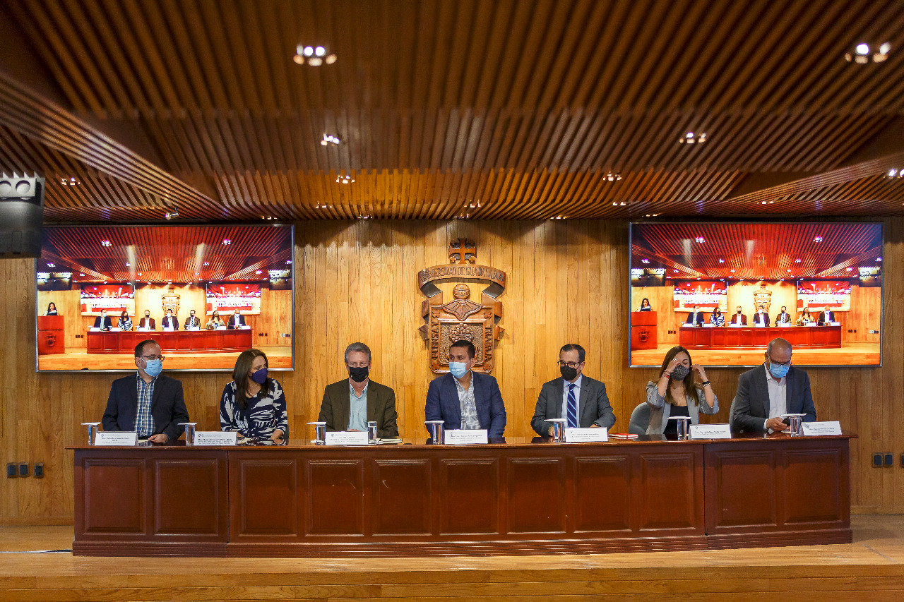 Autoridades del evento en presidium