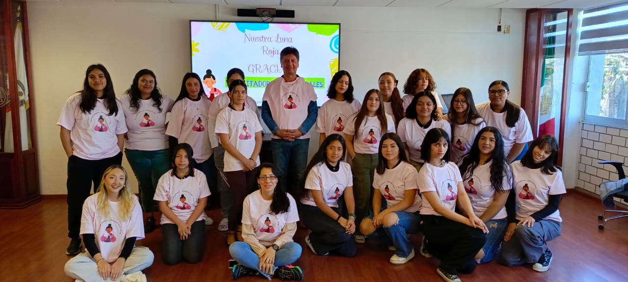 Grupo de mujer que participan en el proyecto junto al director de la preparatoria posan ante la cámara