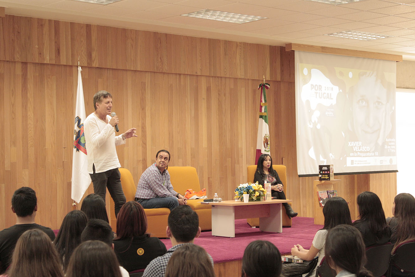 Escritor en auditorio frente a asistentes