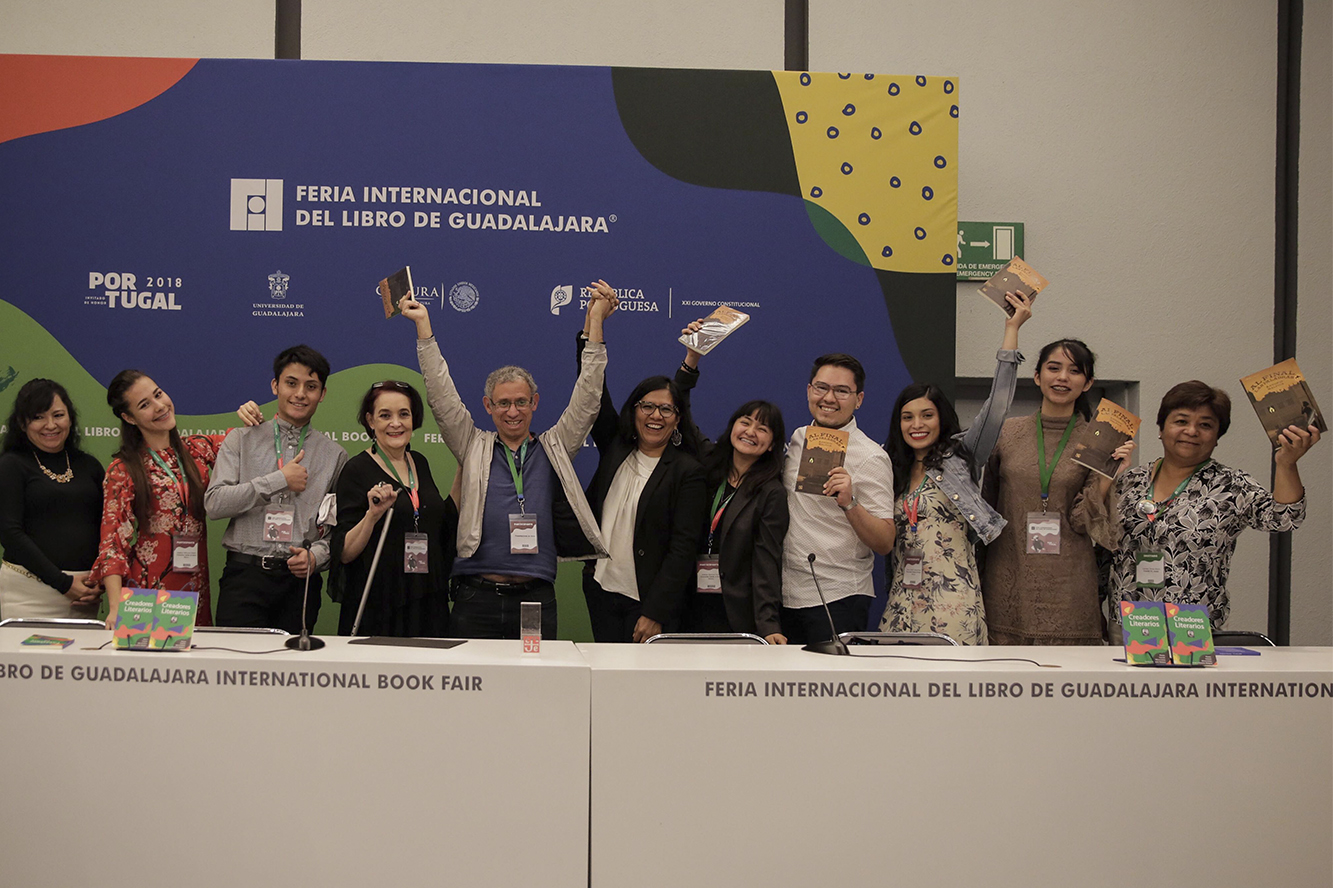 Grupo de alumnos junto a escritor