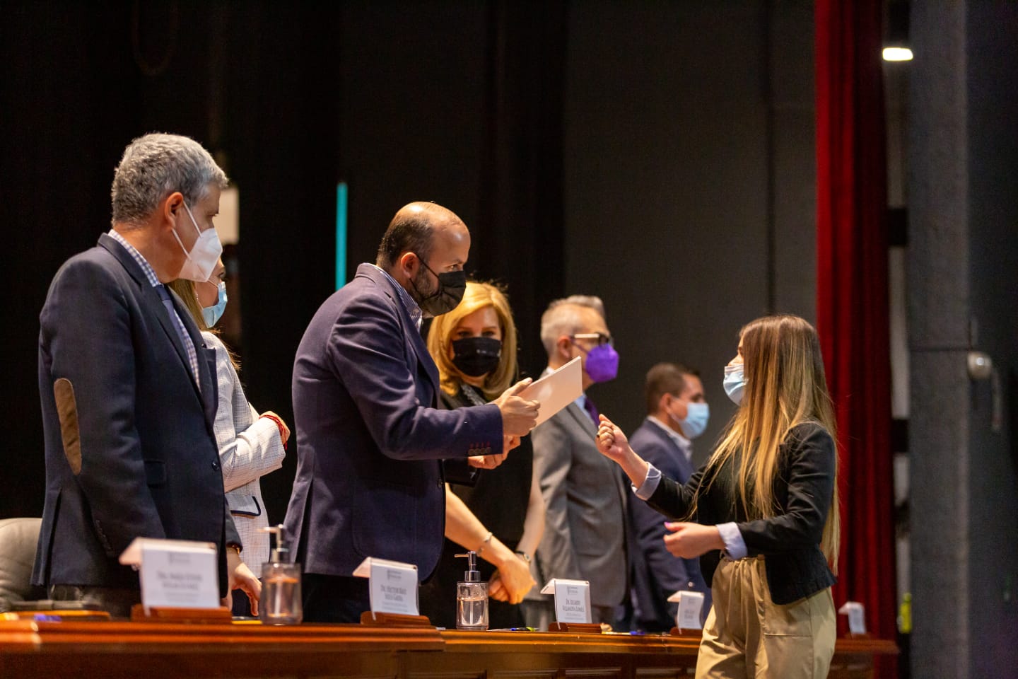 Autoridades del evento en presidium
