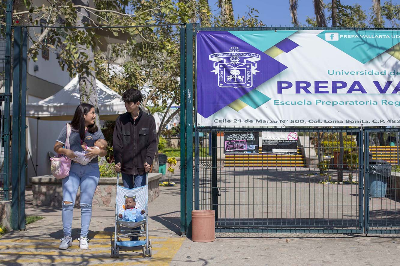 Alumnos con bebes electrónicos