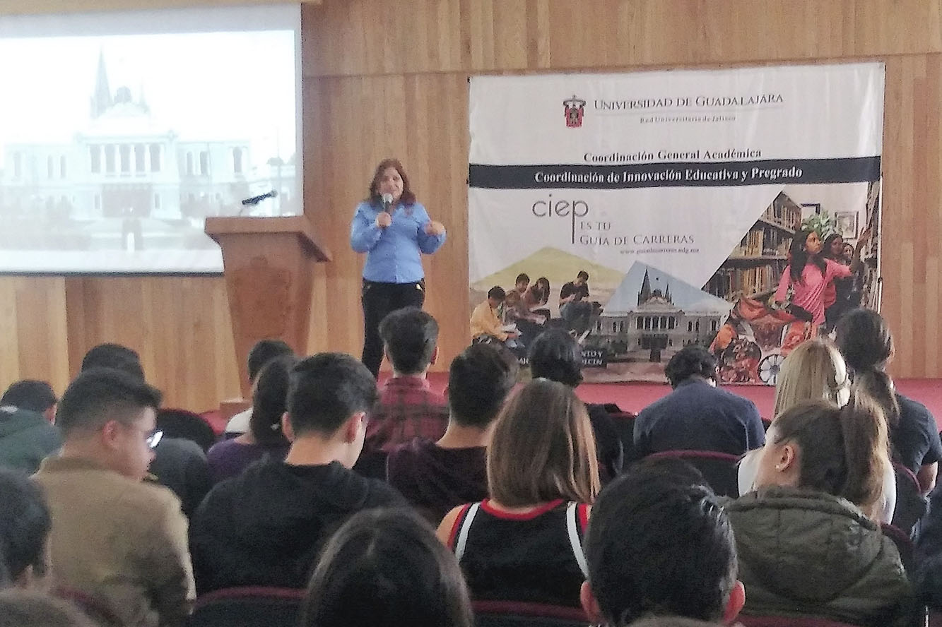 Expositor en auditorio frente a asistentes