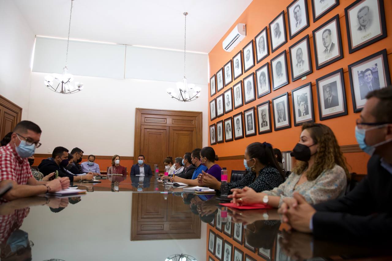Autoridades del evento en presidium