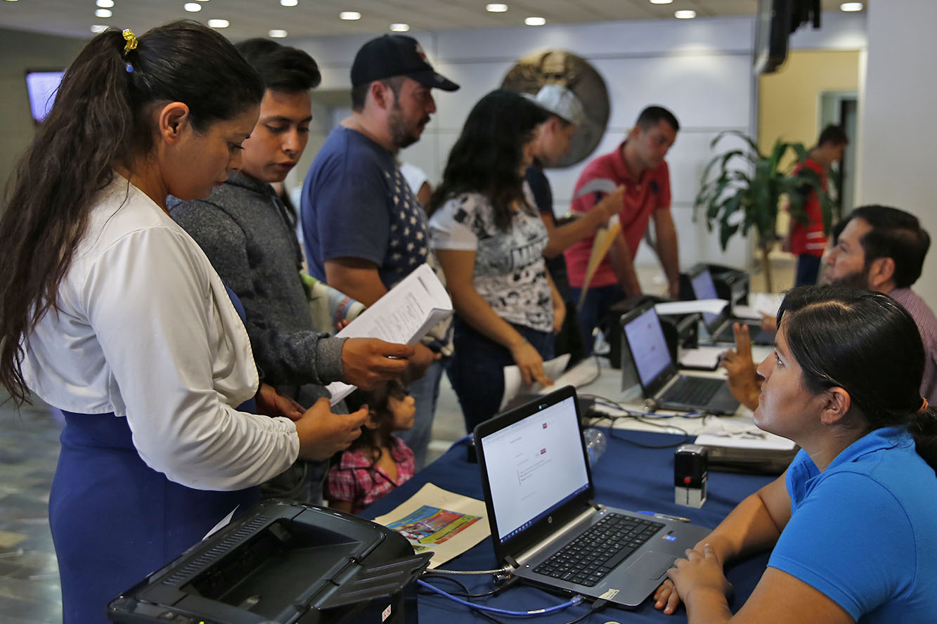 Grupo de alumnos realiza trámites