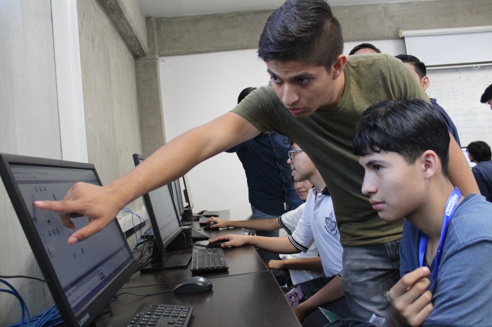 Jóvenes usan equipo de cómputo en aula