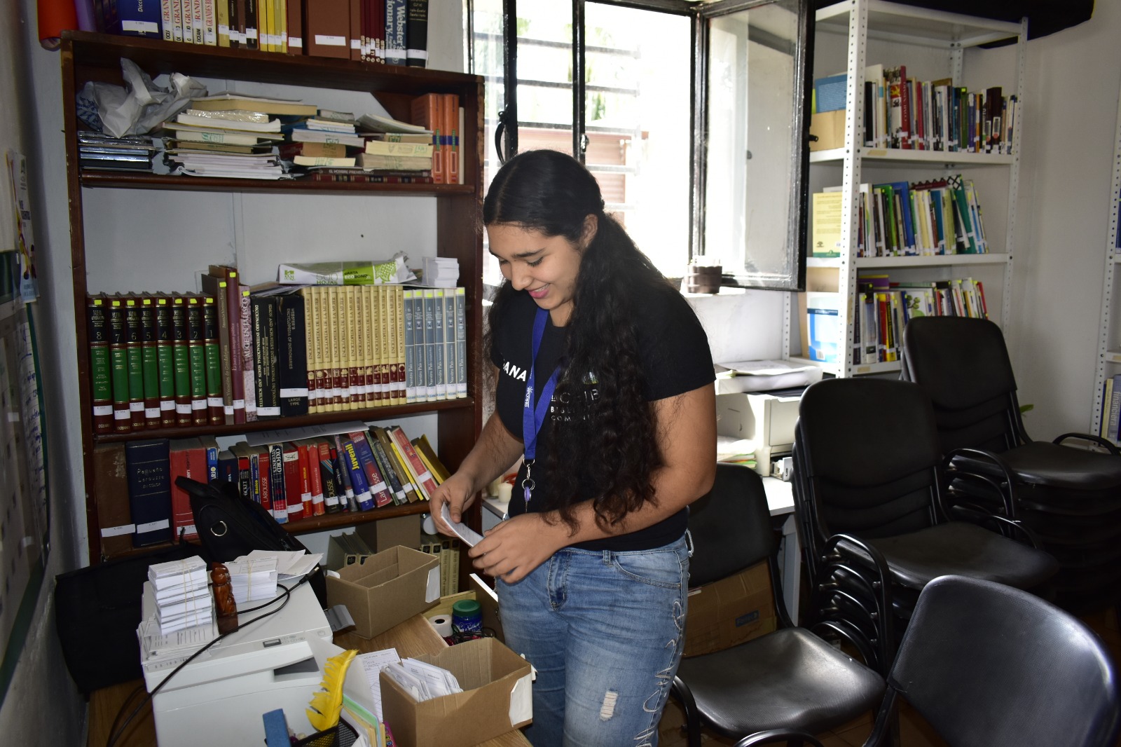 Mujer en biblioteca