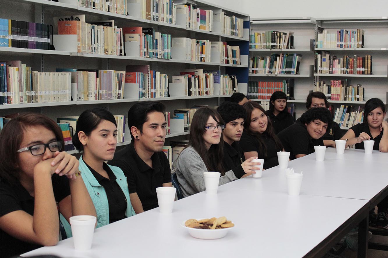 Alumnos en biblioteca