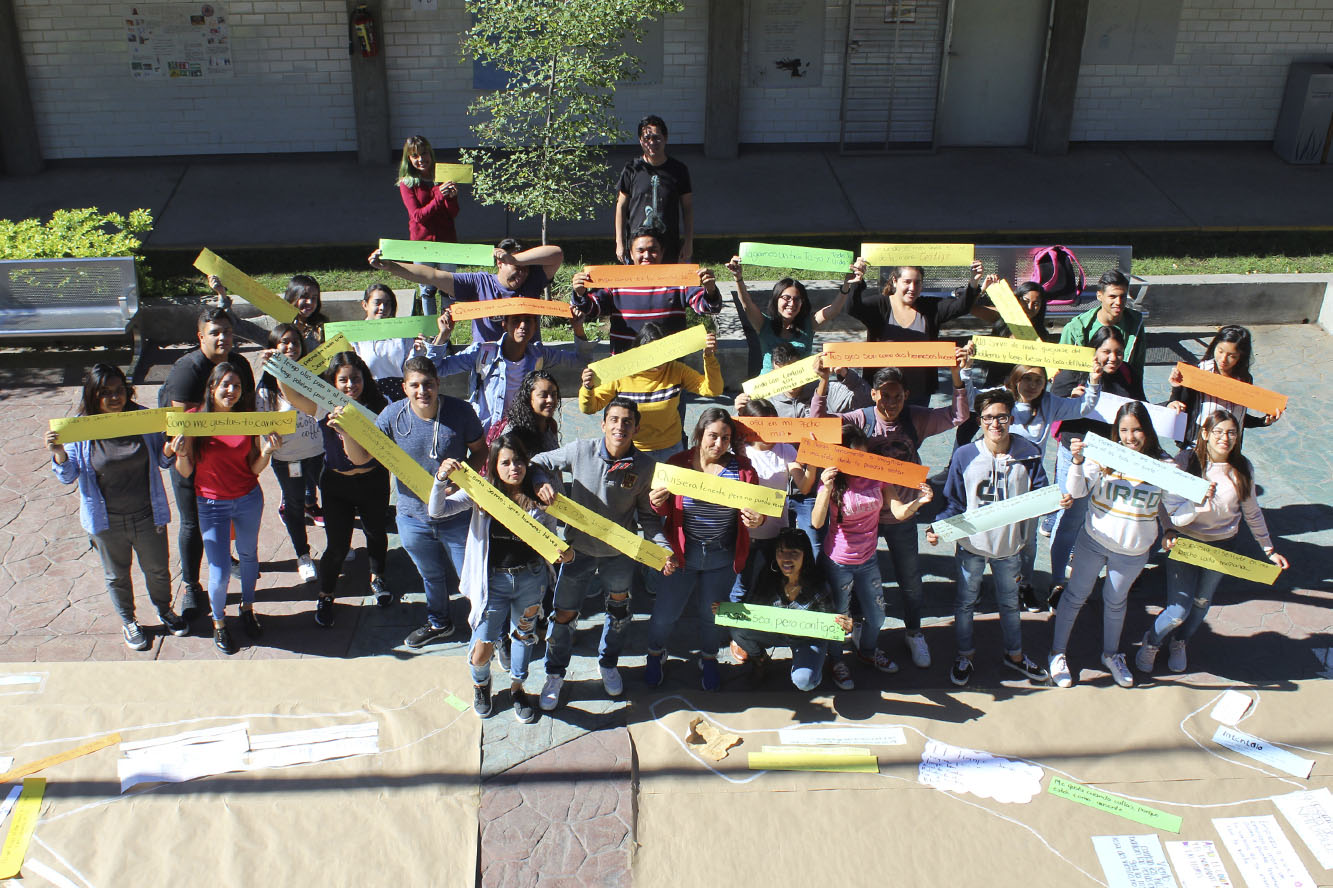 Grupo de alumnos con letreros