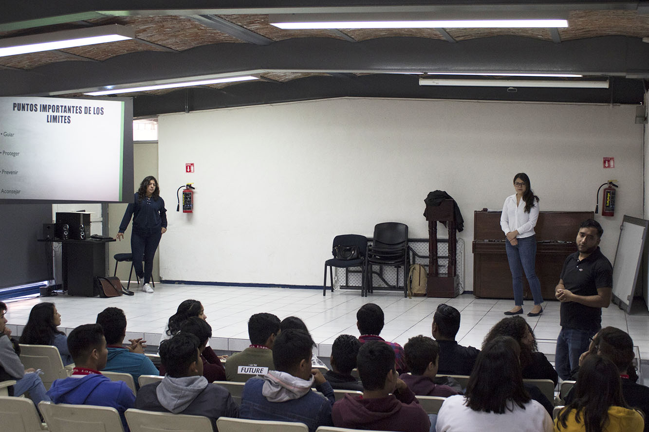 Expositor en auditorio frente a asistentes