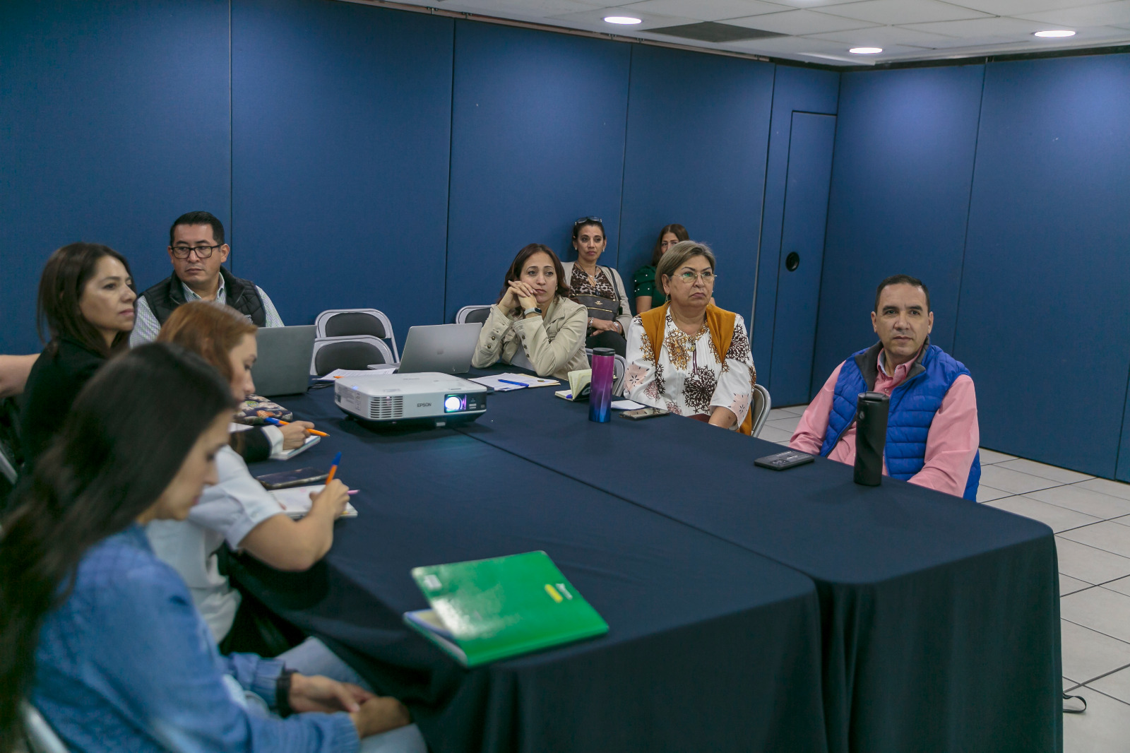 Participantes en mesa de trabajo