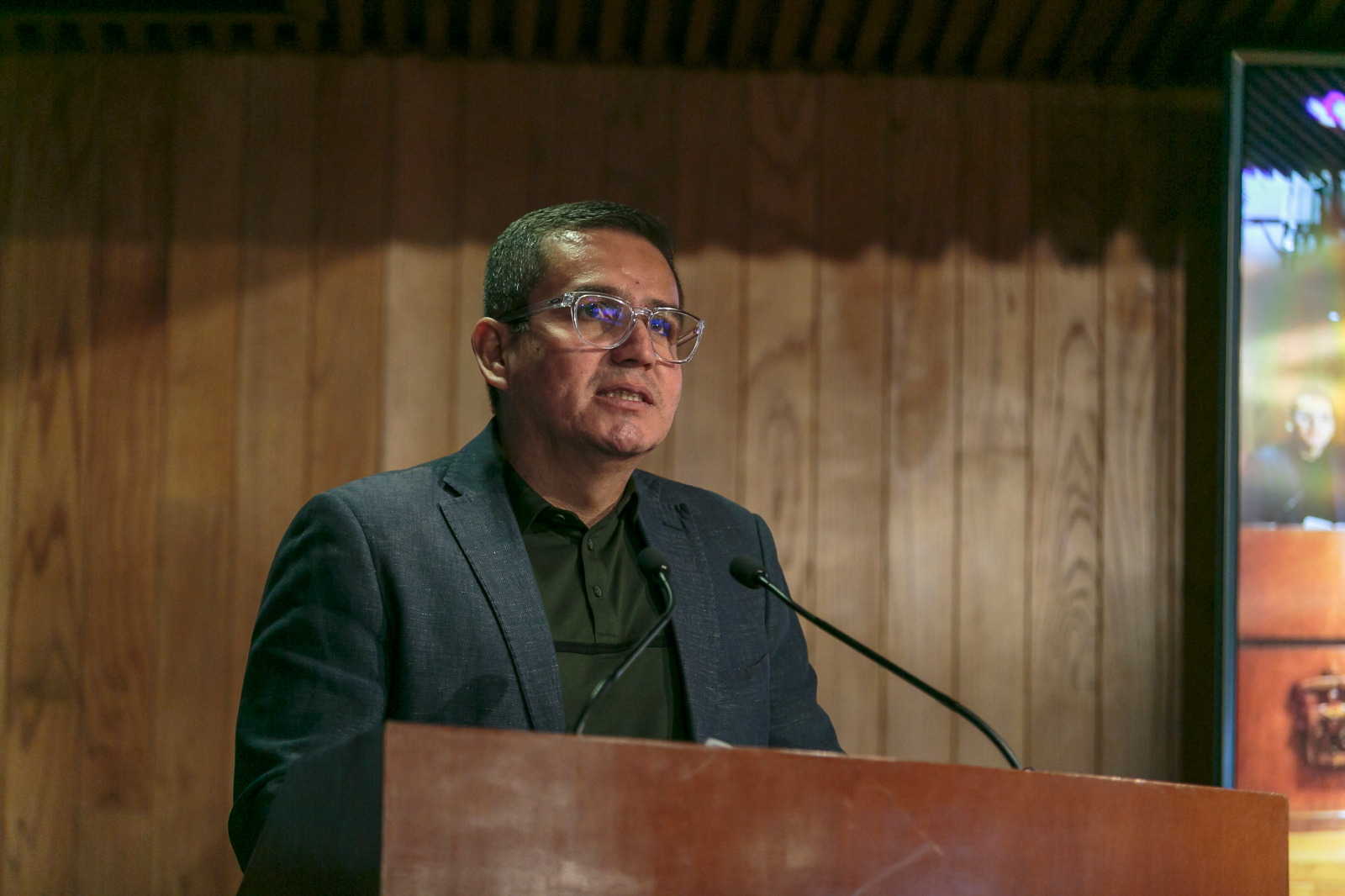 Maestro César Barba en pódium en uso de la voz