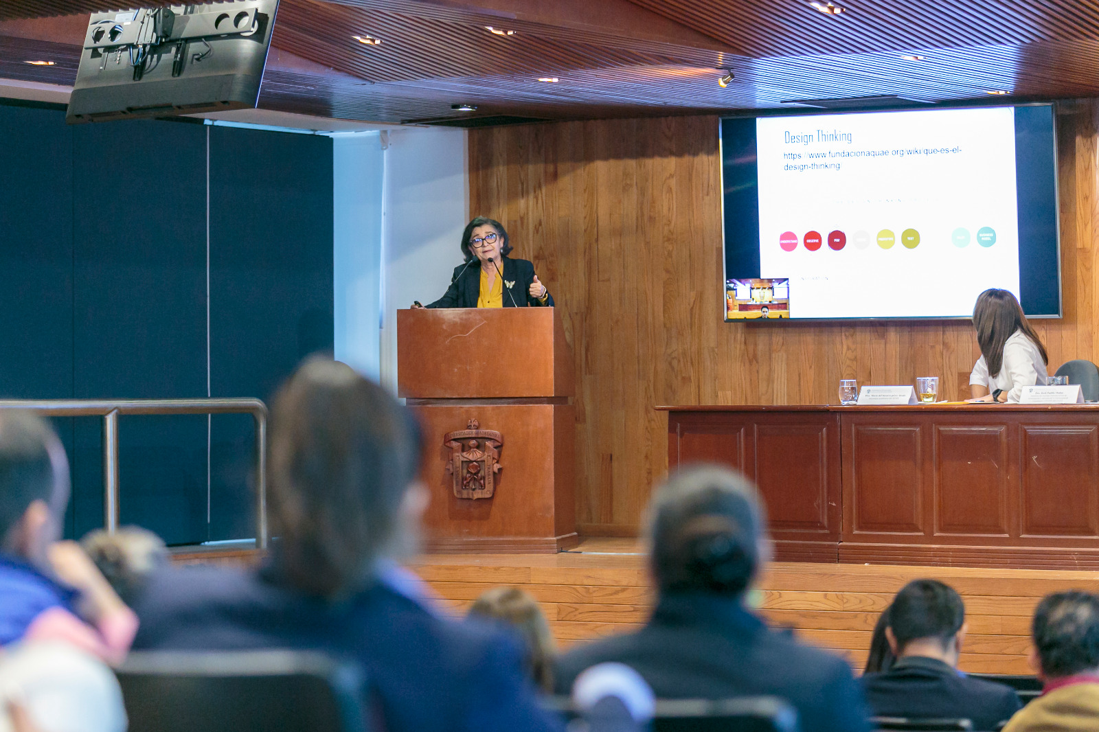 Doctora Ruth Padilla en pódium en uso de la voz