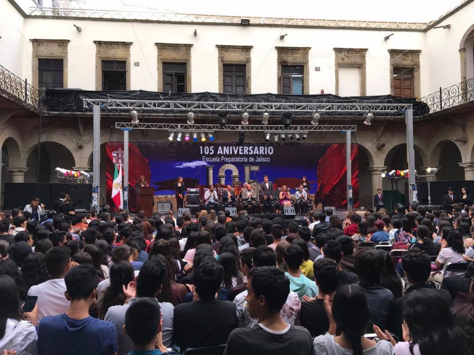 Integrantes del presidium frente a asistentes al evento