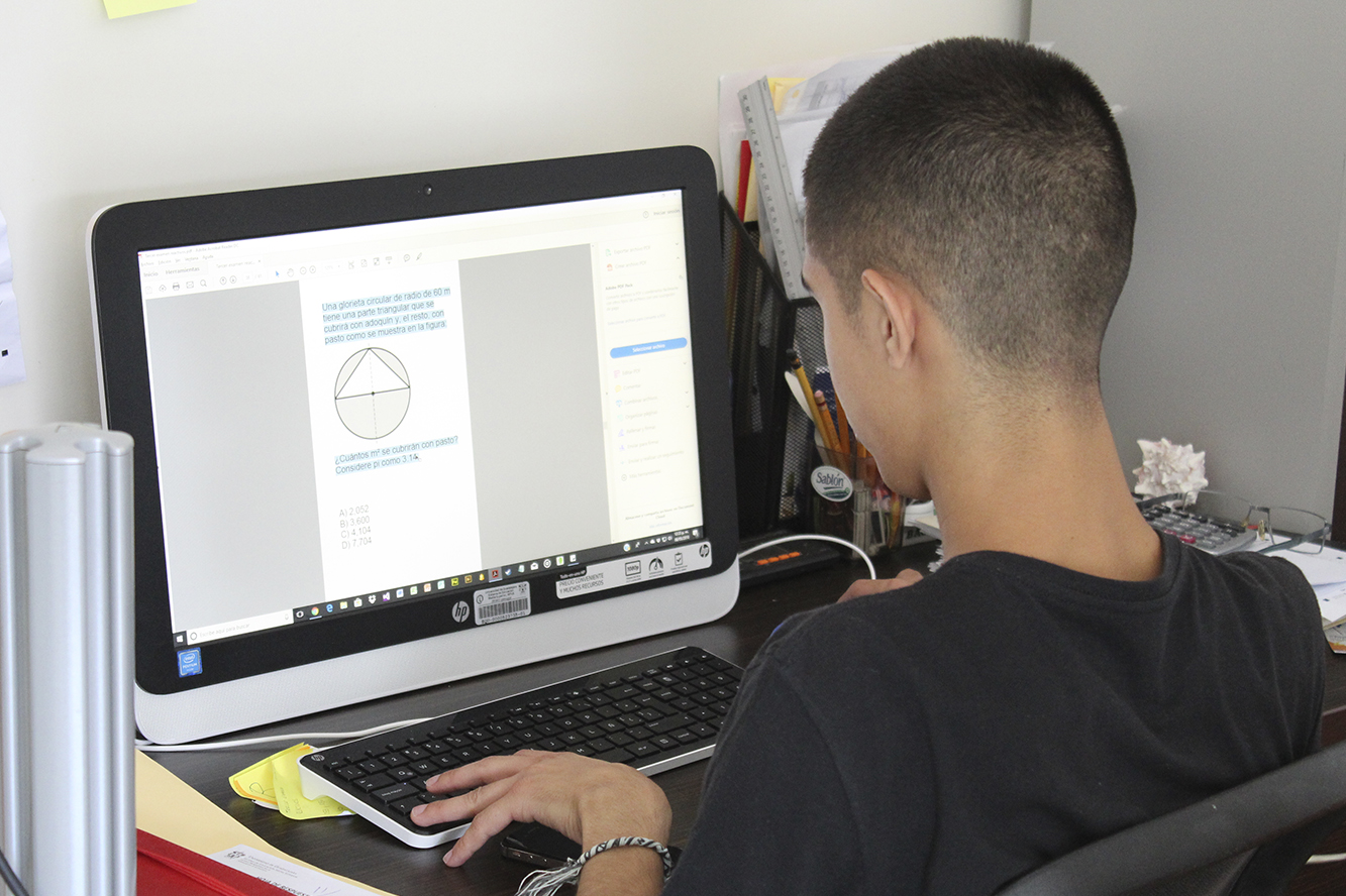 Estudiante usa computadora