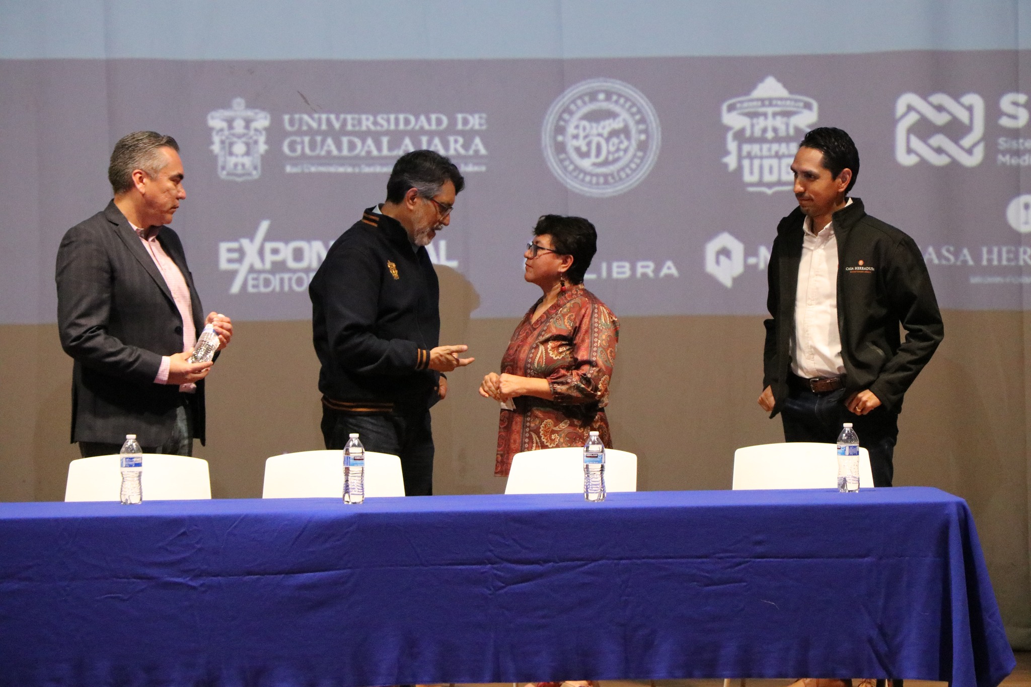 Autoridades del evento en presidium en auditorio