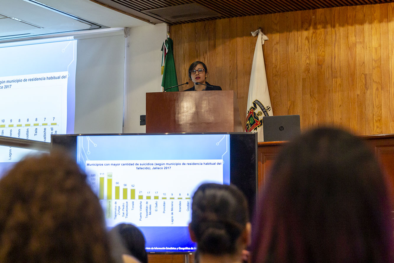 Expositora frente a asistentes