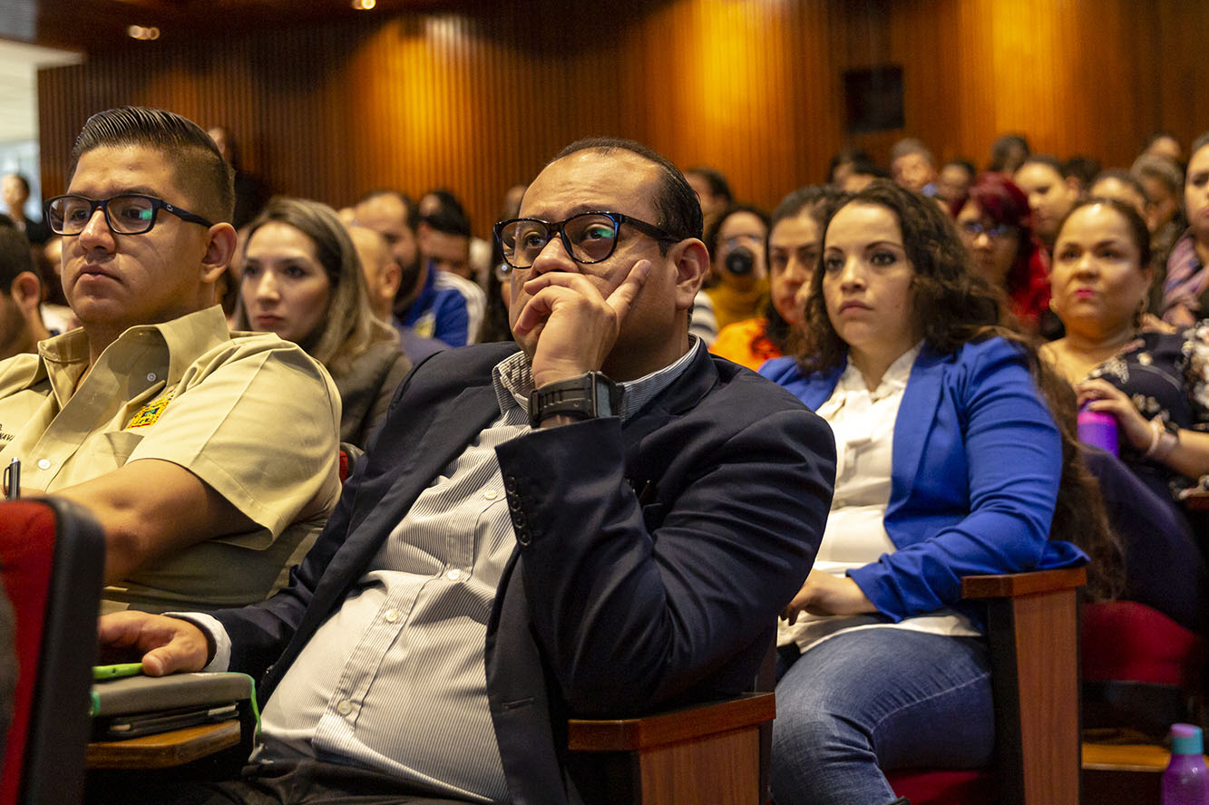 Asistentes a evento en auditorio