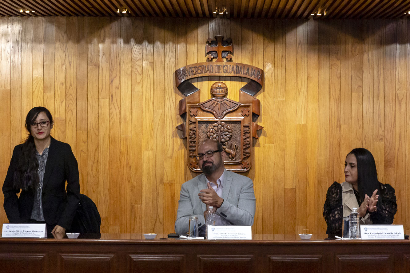 Autoridades del evento en presidium