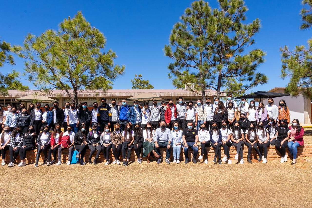 Autoridades de la u d g junto a personal y alumnos del plantel