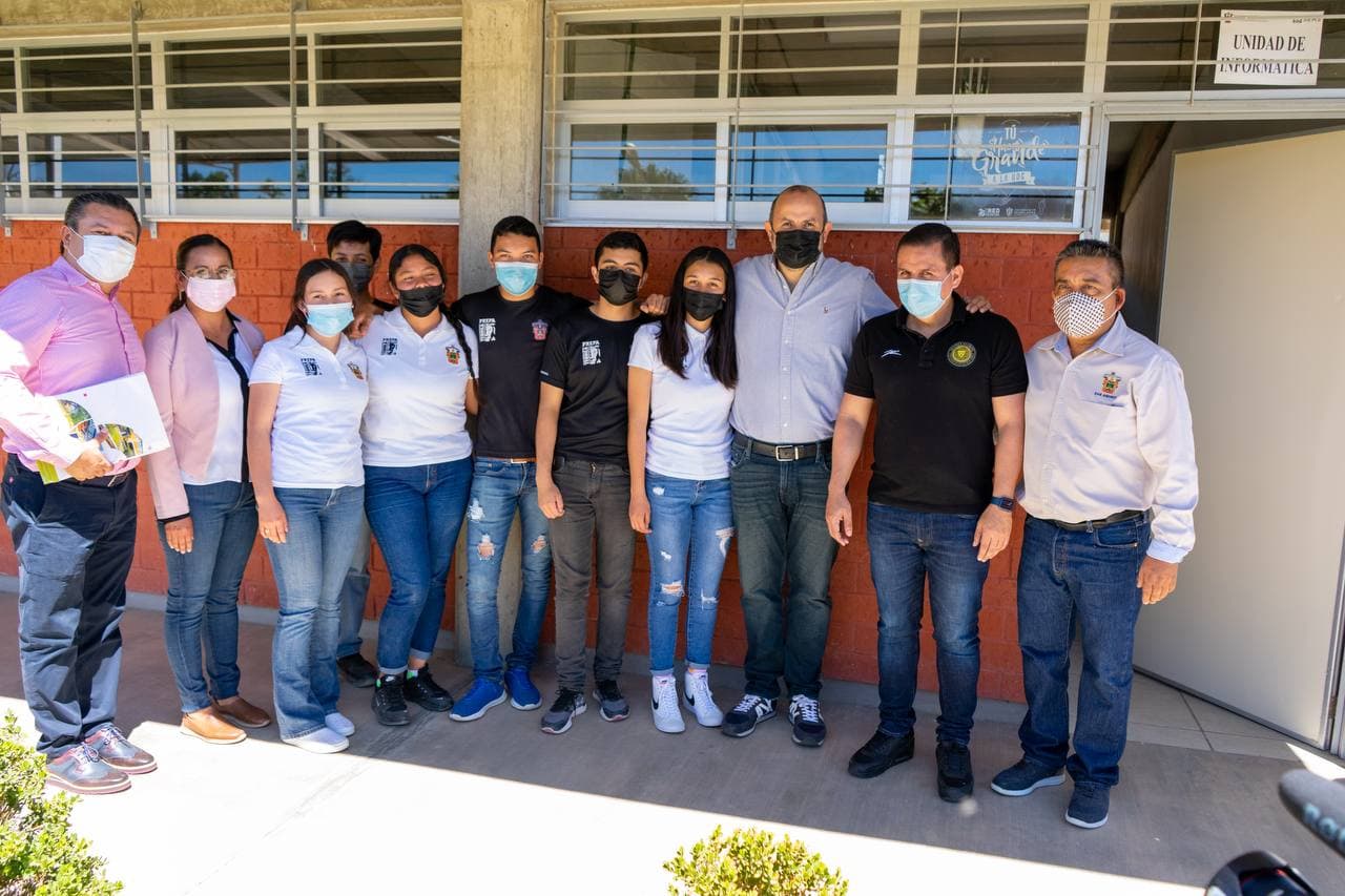 Autoridades de la u d g junto a personal y alumnos del plantel