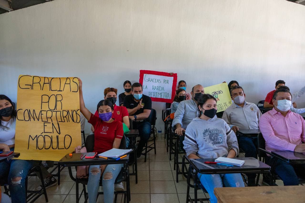 Autoridades de la u d g junto a personal y alumnos del plantel