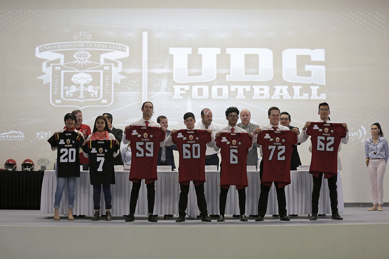 Grupo de alumnos mostrando playeras