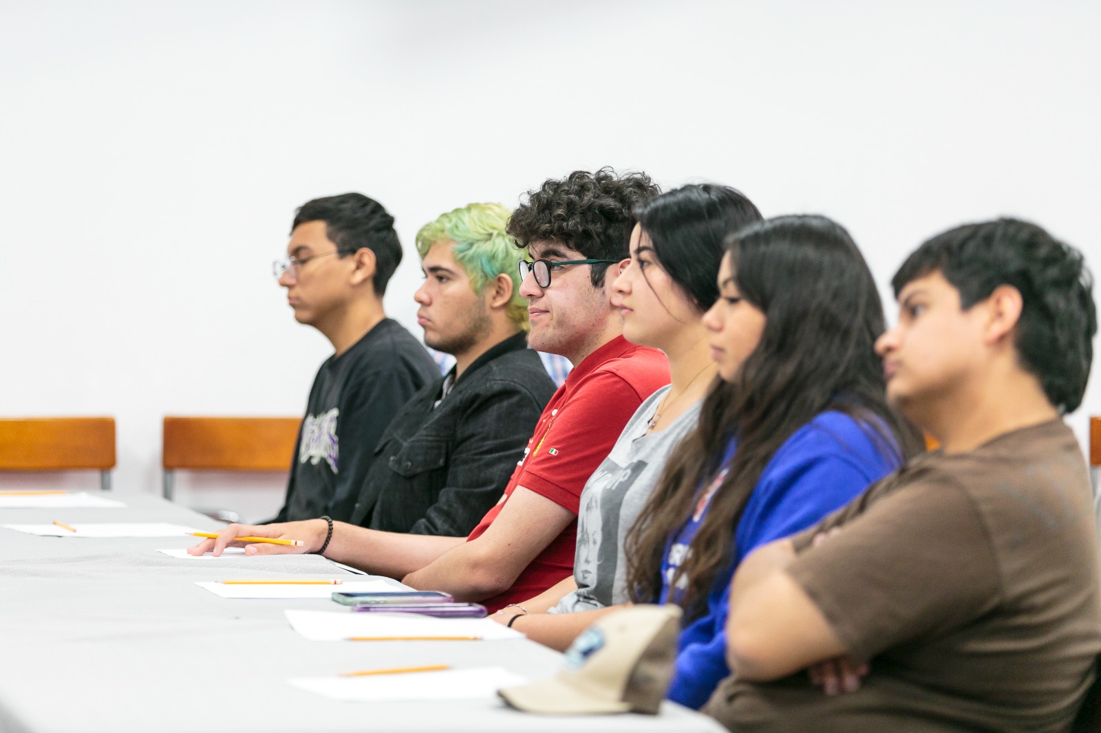 grupo de jóvenes sentados en auditorio