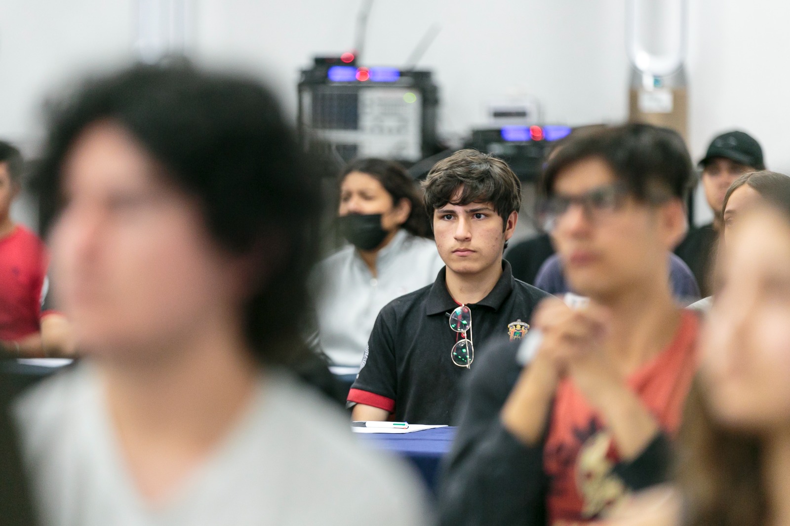 grupo de jóvenes sentados en auditorio