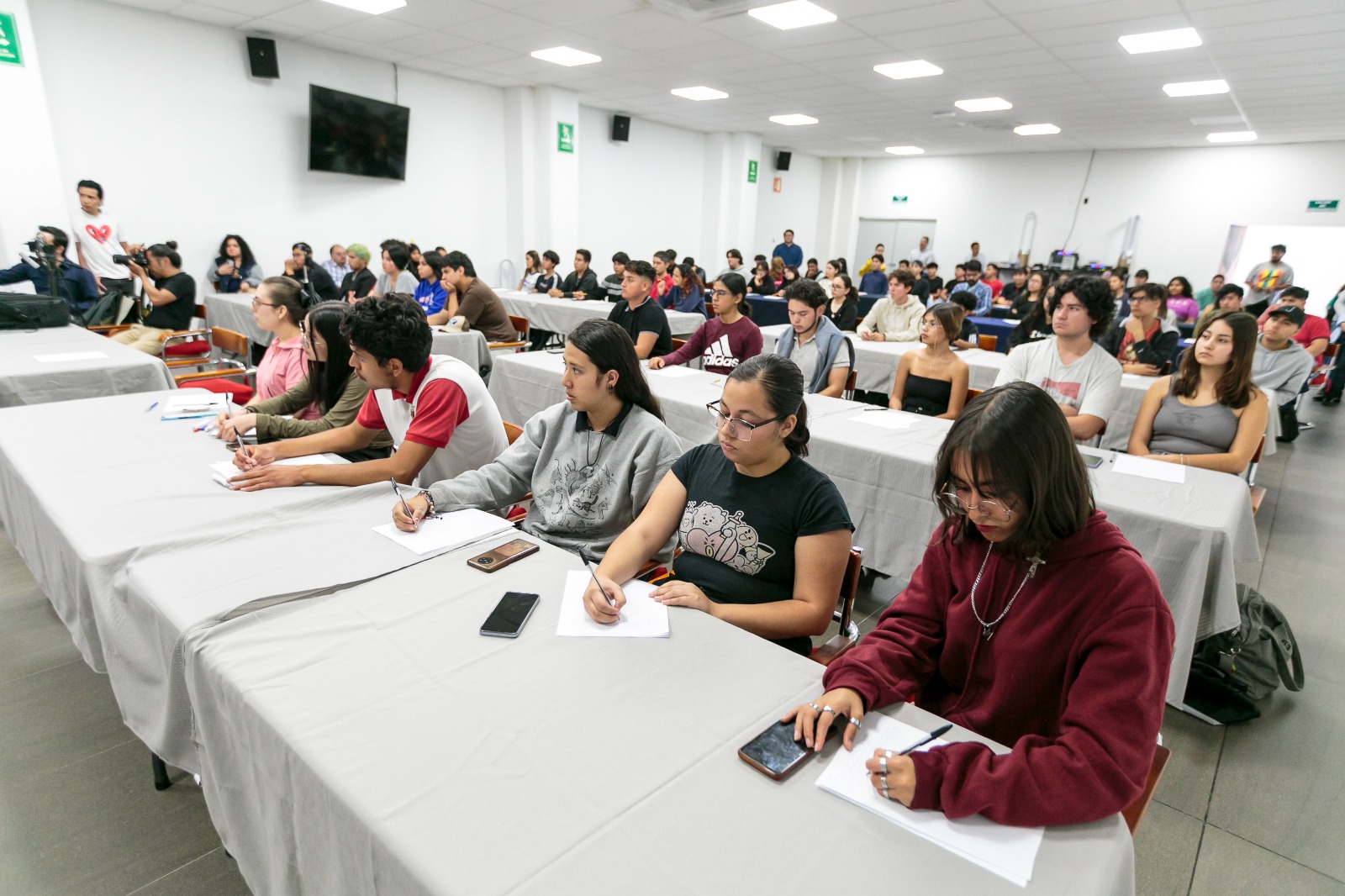 grupo de jóvenes sentados en auditorio