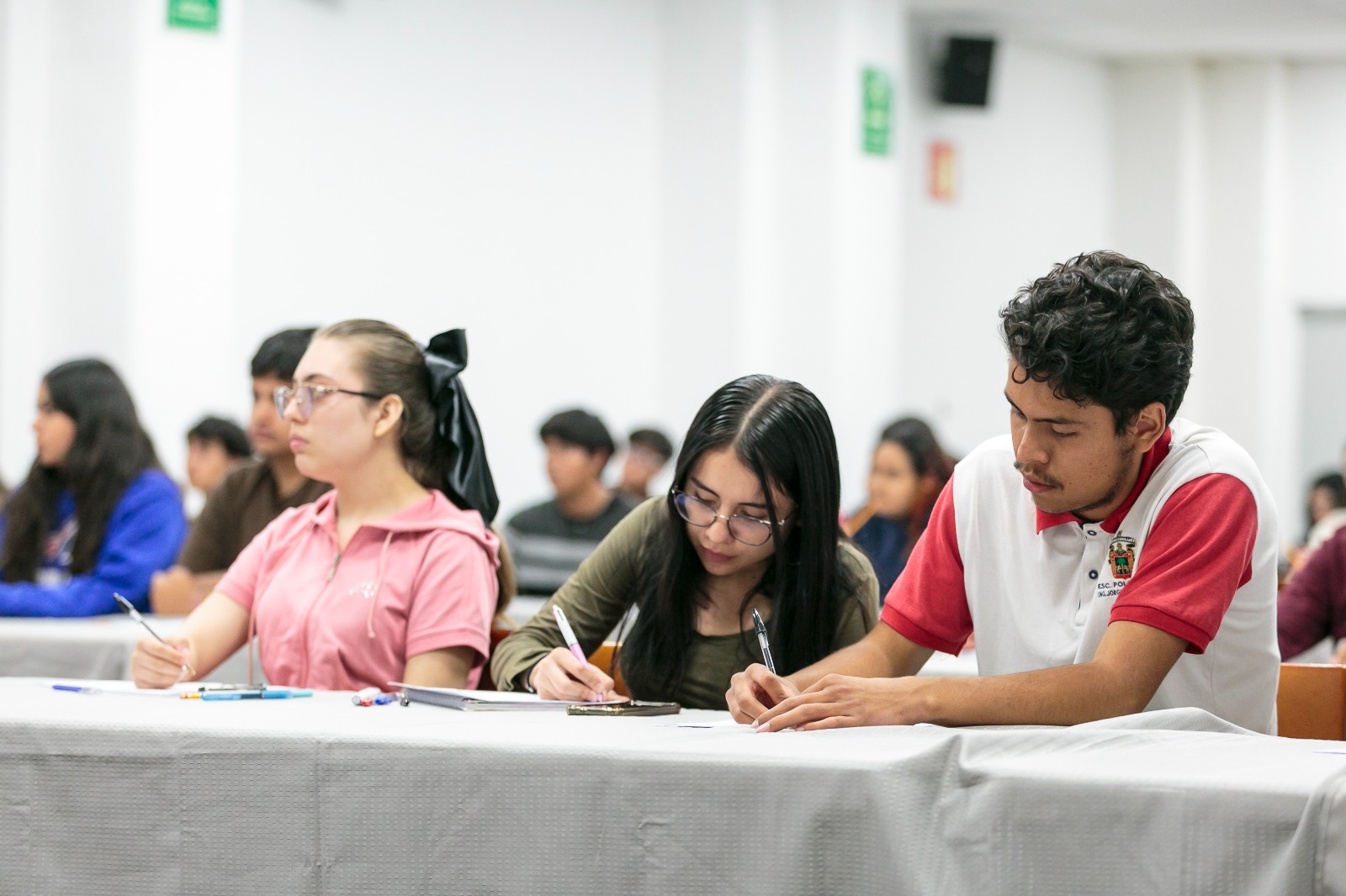 grupo de jóvenes sentados en auditorio