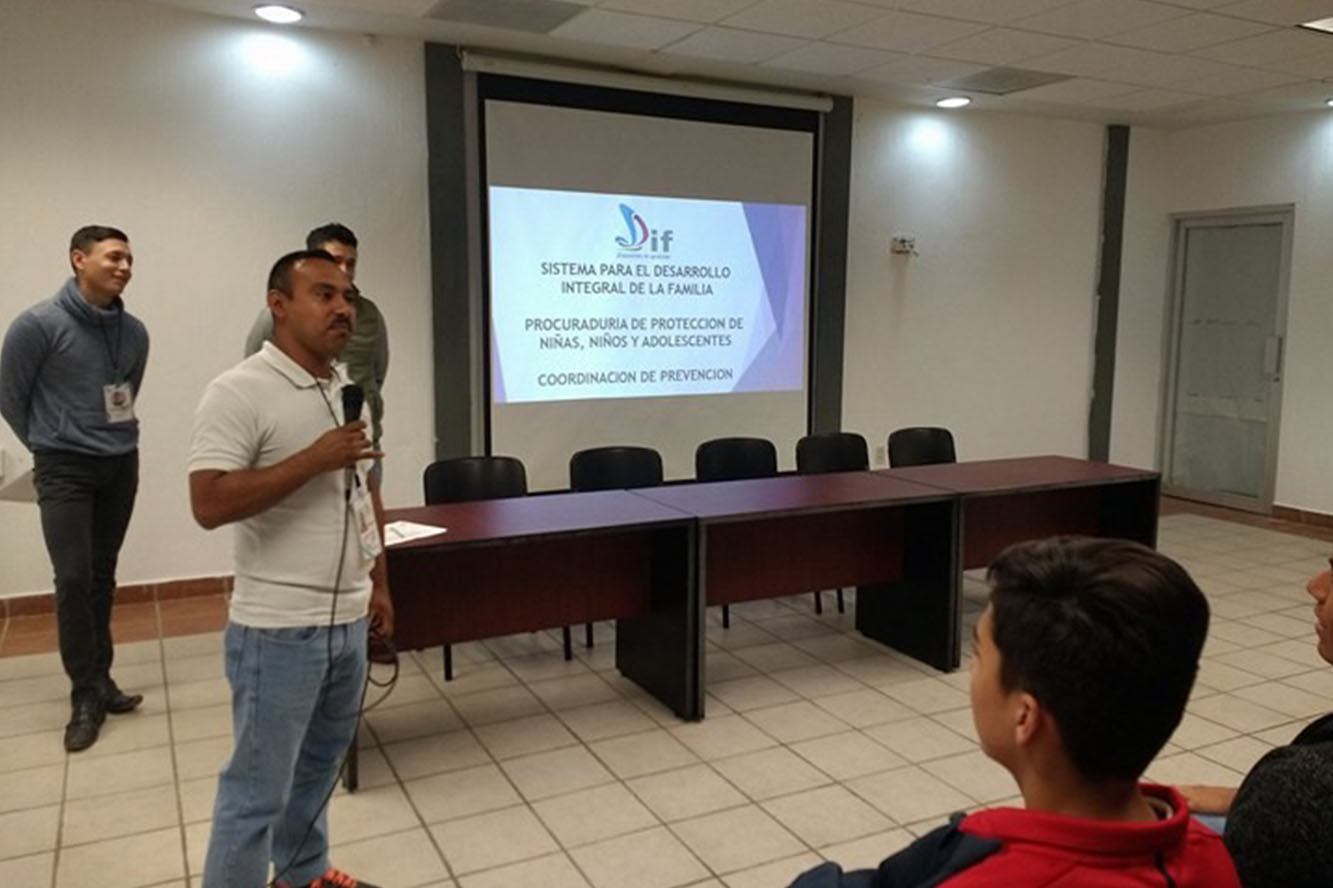 Integrantes del DIF charlan con alumnos en aula