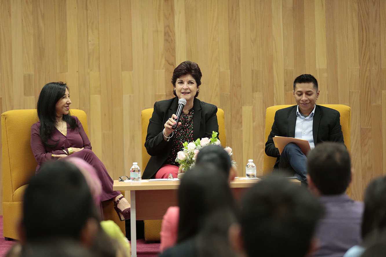 Conferencista en auditorio