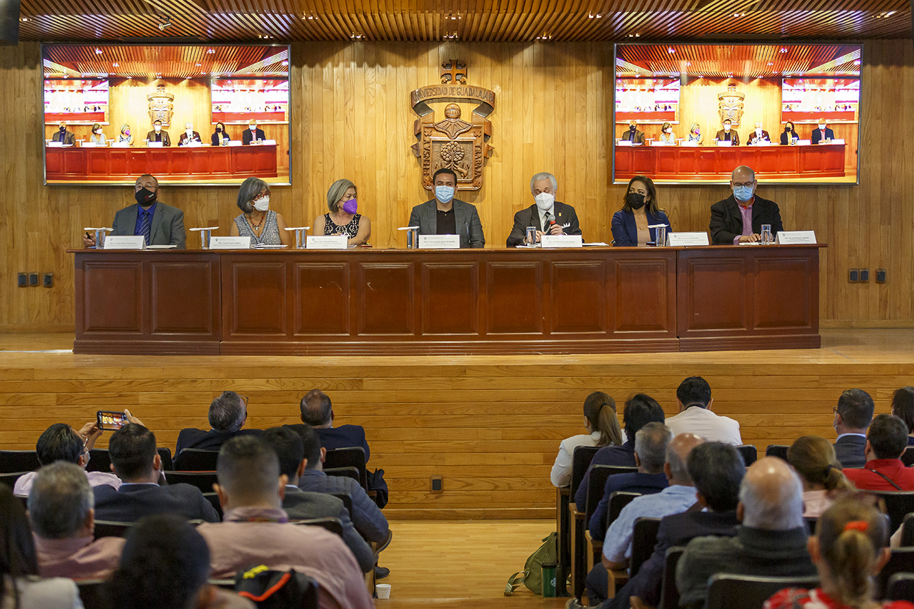 Autoridades del evento en presídium