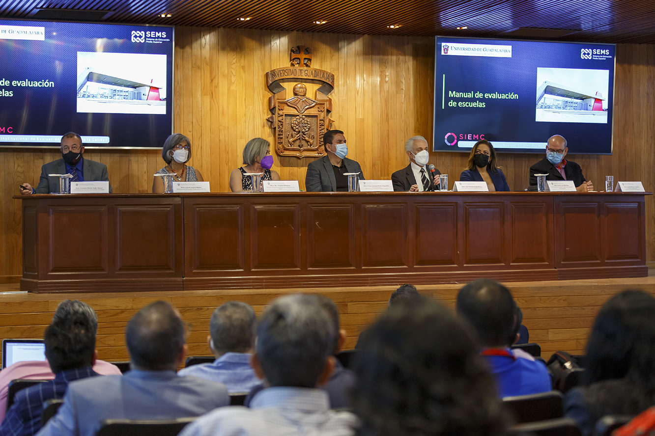 Autoridades del evento en presídium