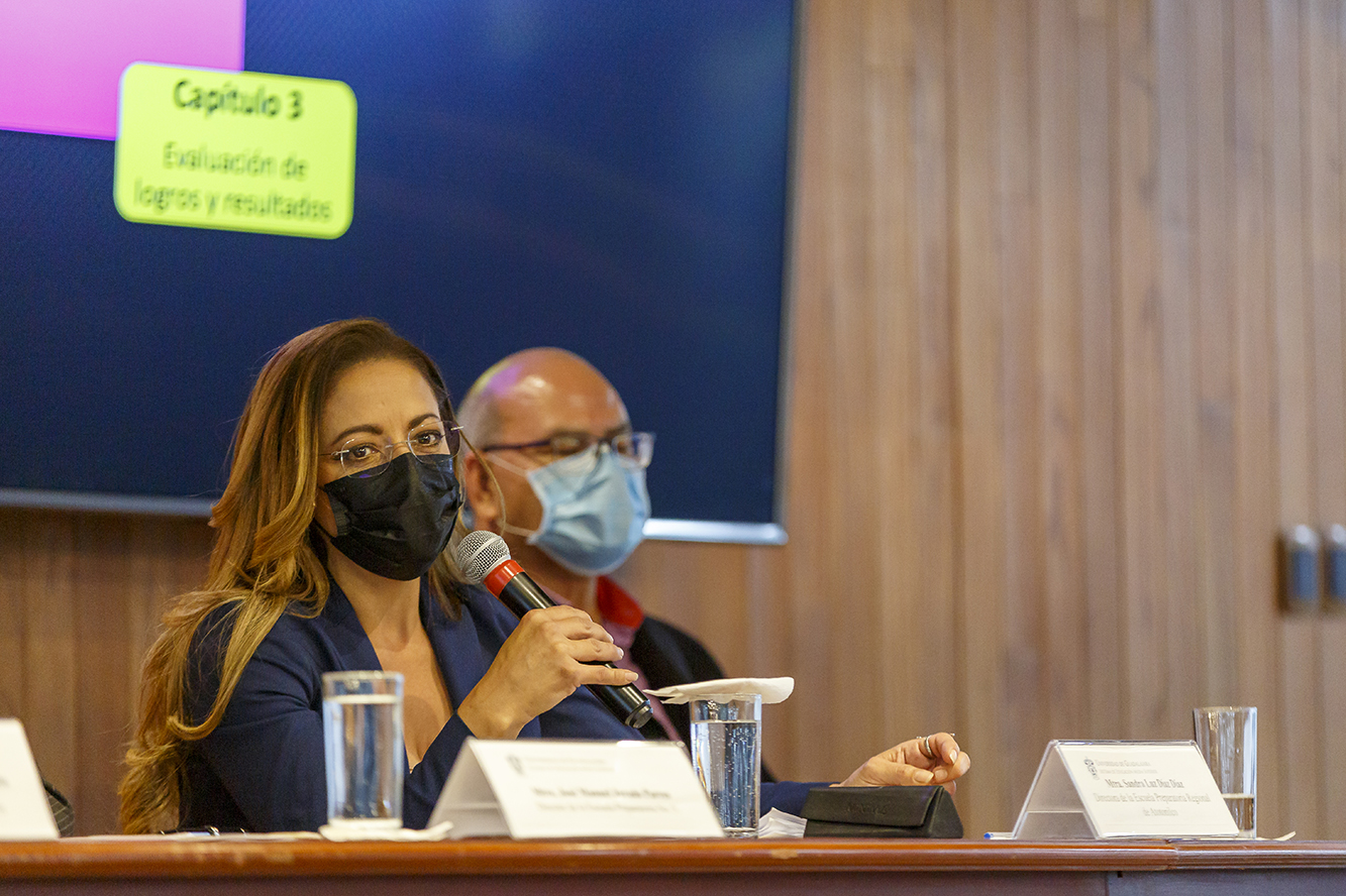 Autoridades del evento en presídium